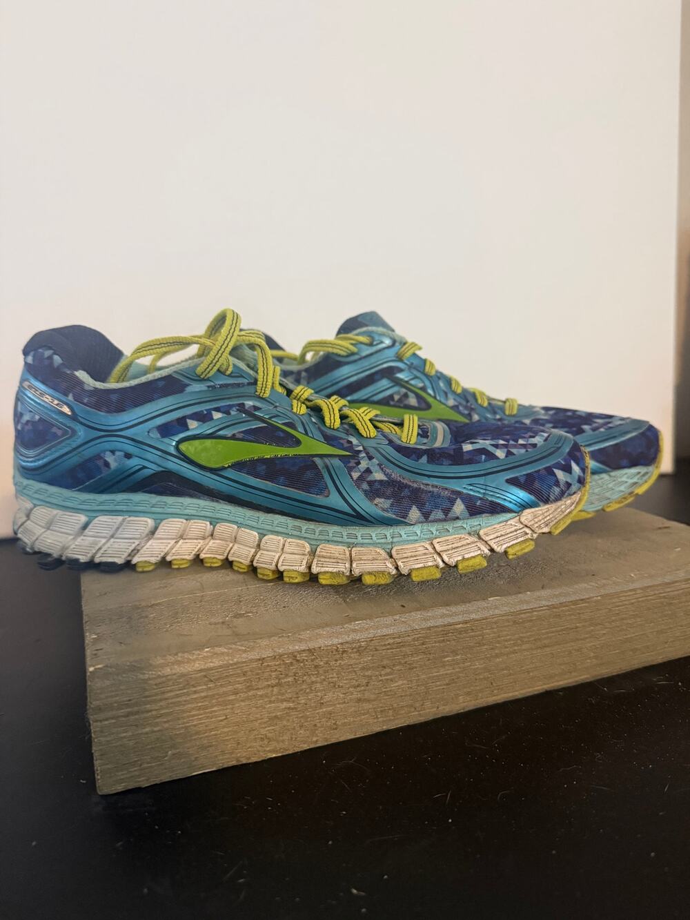 Brooks Adrenaline GTS 16 Blue Teal Yellow Shoes Women’s 8